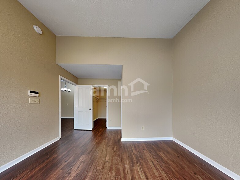 Building Photo - 220 Longview Bend