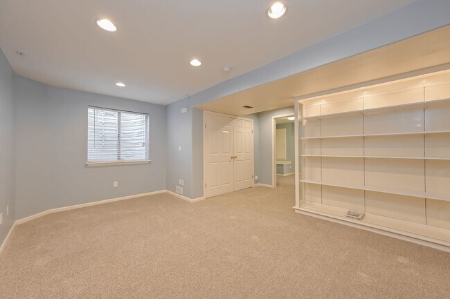 Building Photo - Spacious 4 Bed/ 3.5 Bath Home with Finishe...