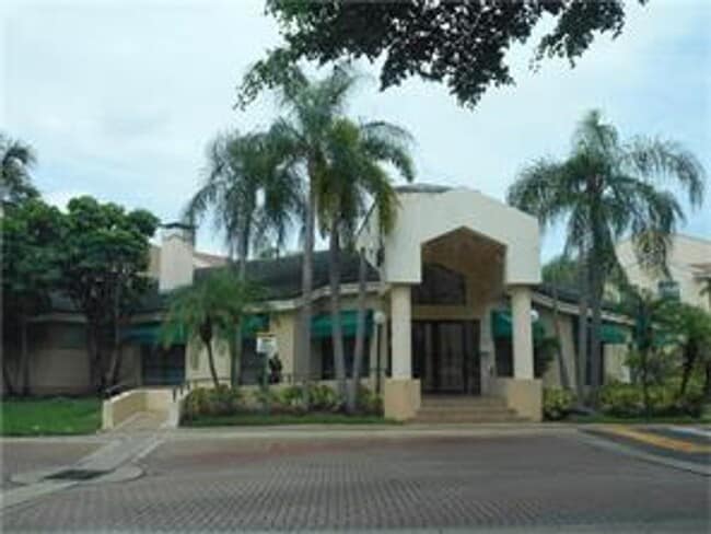 Building Photo - spacious 2 Bed / 2 Bath Condo