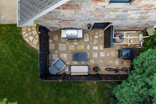 Building Photo - 3625 Woodside Dr