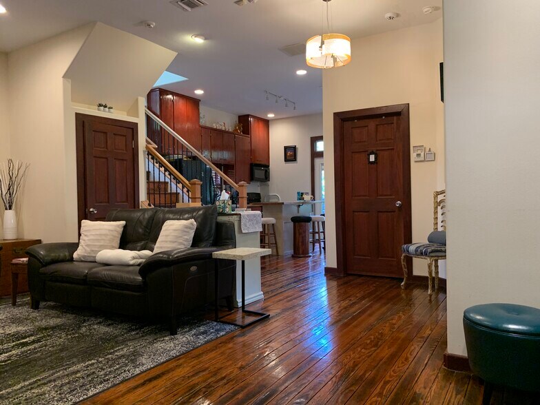 Common area kitchen - 905 Prospect Ave