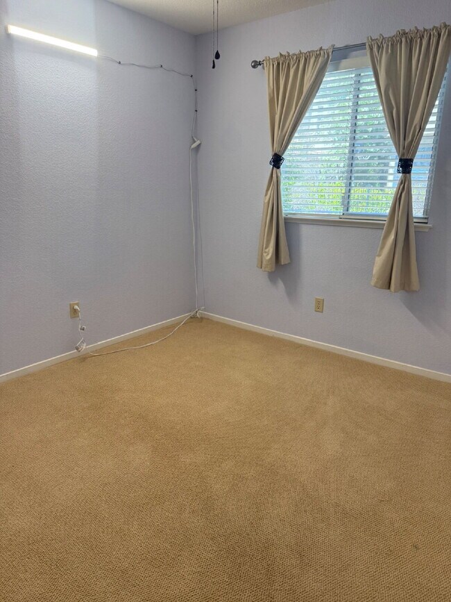 Building Photo - Charming 3 Bedroom 2.5 Bathroom Home in Pr...