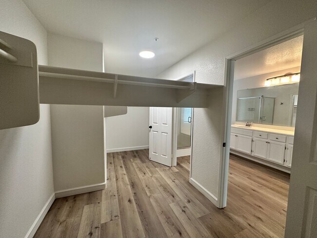 Building Photo - A stunning 4-bedroom haven, fully renovate...