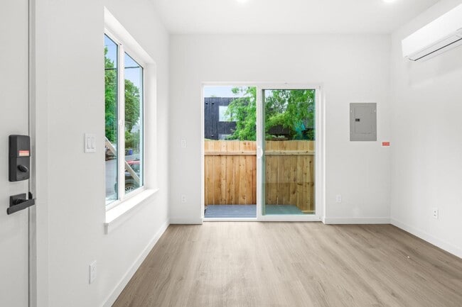 Building Photo - 540 N Blandena St