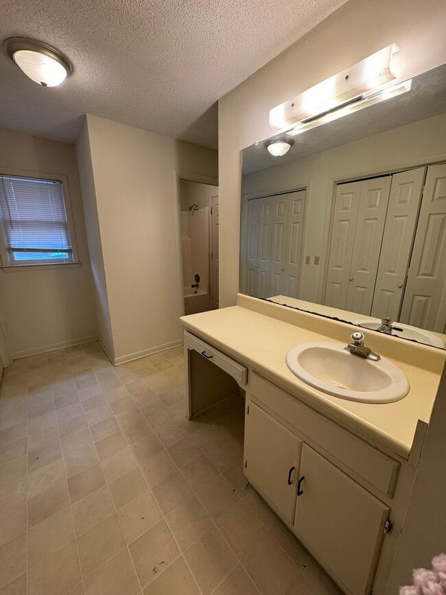 Building Photo - 201 Westbrooke Court #5 (Westbrooke Townhomes)