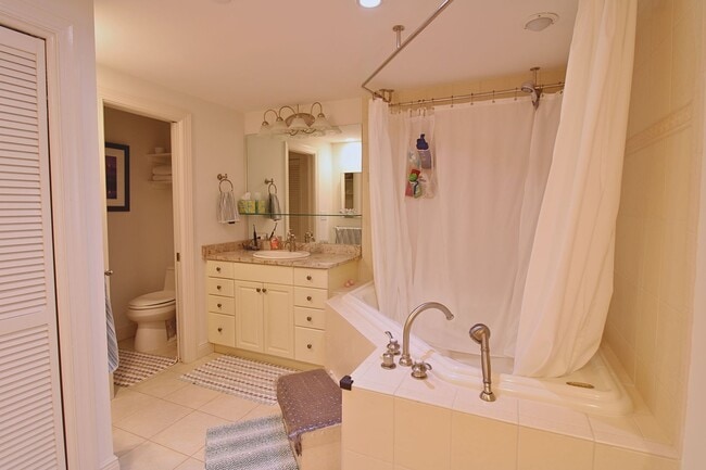 Building Photo - Luxury Living with Breathtaking City Views – Stunning Furnished 3BR/3BA in Bayfront Tower