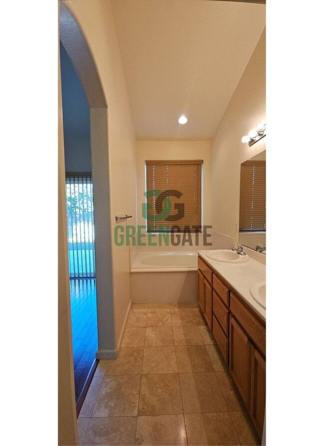 Building Photo - Available Now! 3 Bedroom 2 Bath Spacious Home in Tracy!!