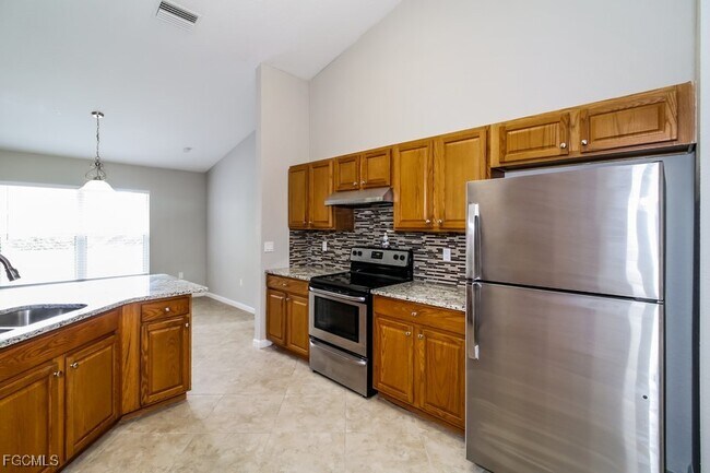 Building Photo - 2556 Traverse Ave