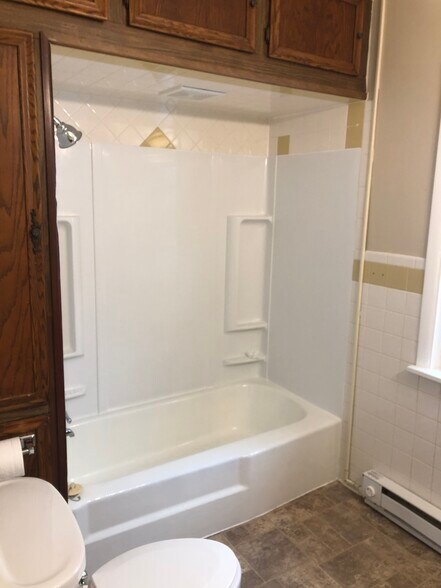 Full bathroom - 2124 Cherry St