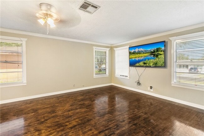 Building Photo - 209 Helena St