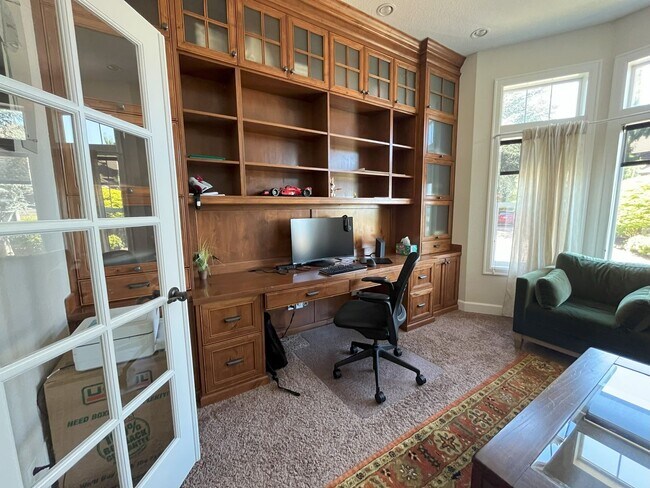 Building Photo - Elegant 4-Bedroom Luxury Home with Panoram...