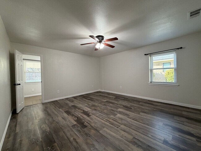 Building Photo - AVAILABLE NOW 3 BEDROOM 2 BATH HOME IN SAGINAW