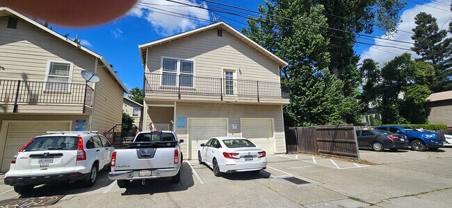 Building Photo - G Street 6 Plex