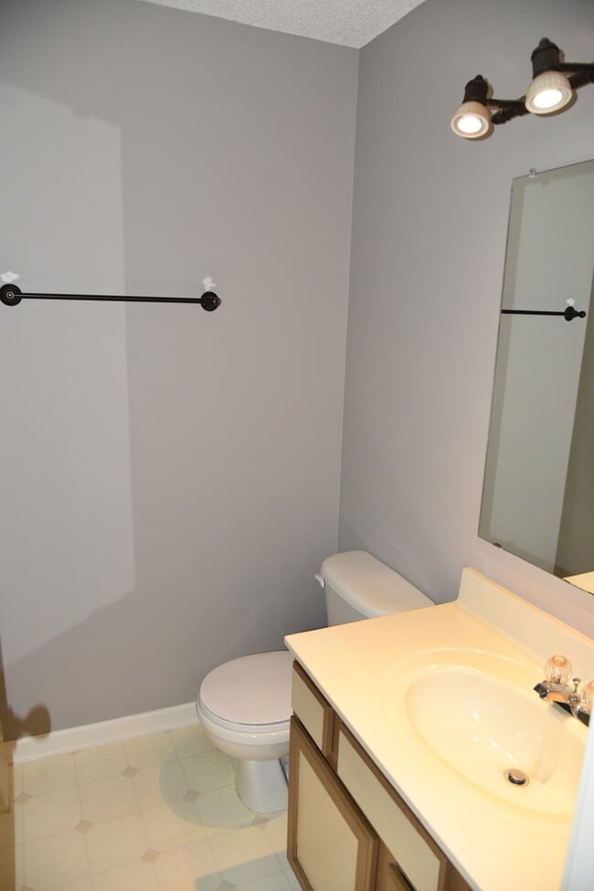 Building Photo - Cozy, 3BR/2BA ranch style home with an open floorplan