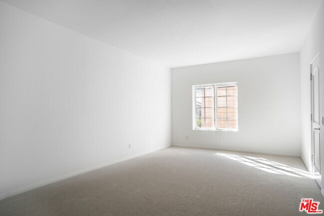 Building Photo - 851 N San Vicente Blvd