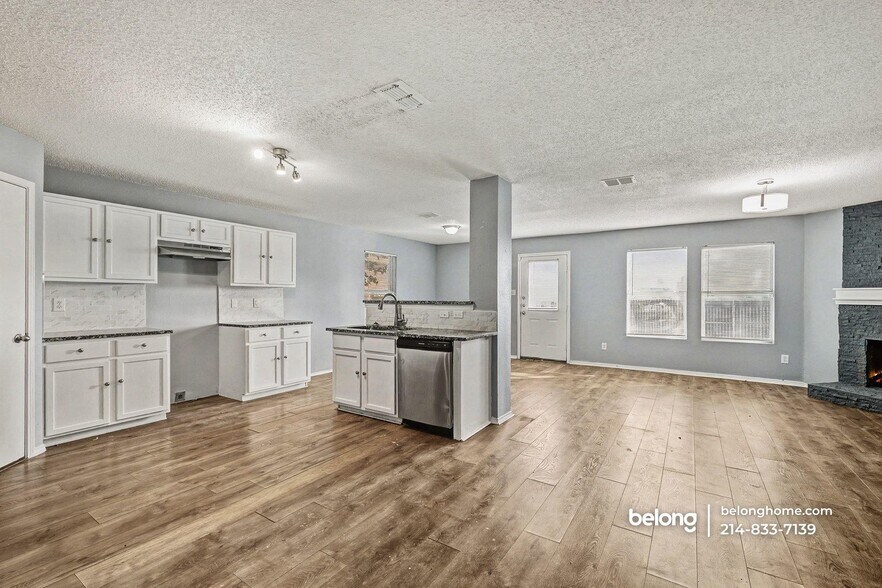 Building Photo - 2256 White Oak Dr