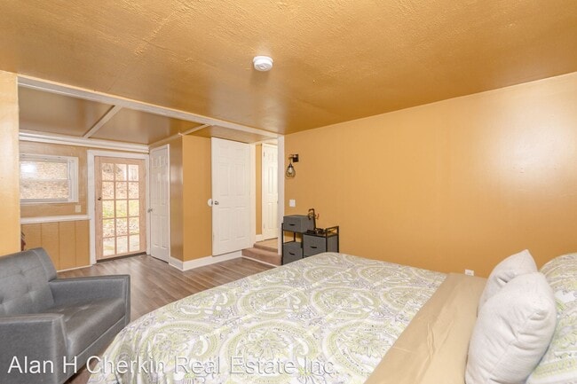 Building Photo - 3 br, 1 bath House - 4 East Miller Road