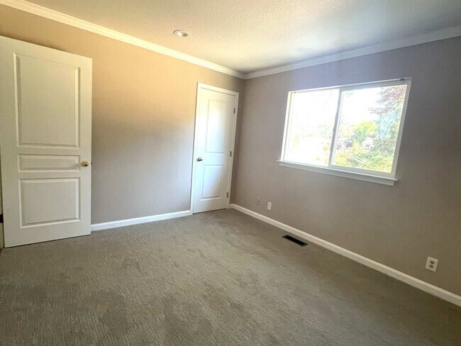 Building Photo - 3 bedroom, 2 bath in Lake Wildwood, Penn V...