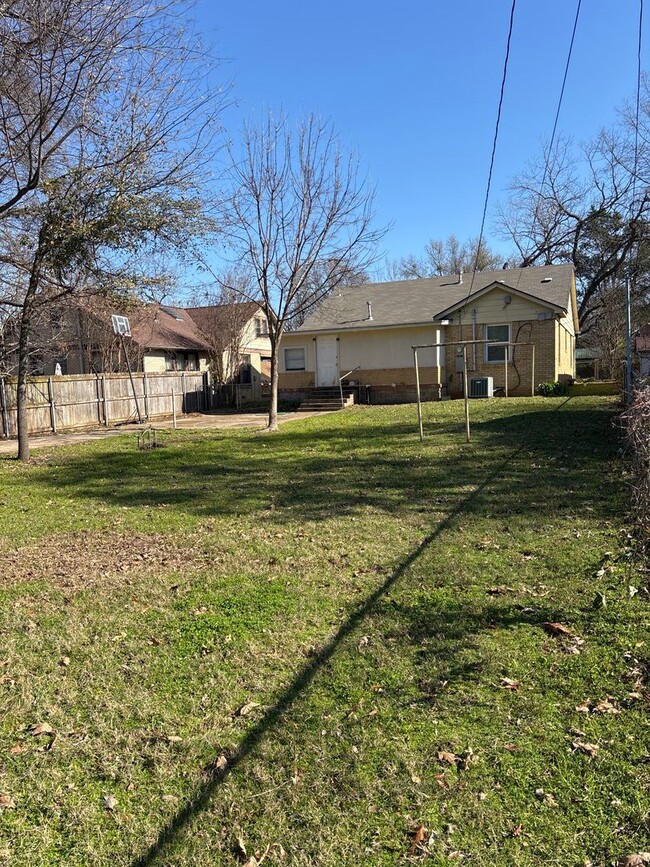 Building Photo - 3 Bedroom in Midtown Tyler!