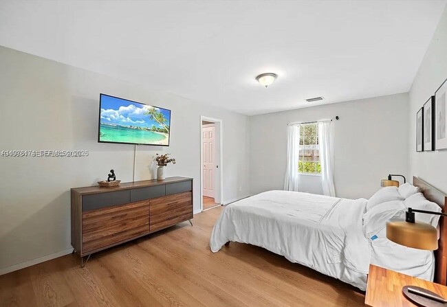 Building Photo - 1480 SW 26th Ave