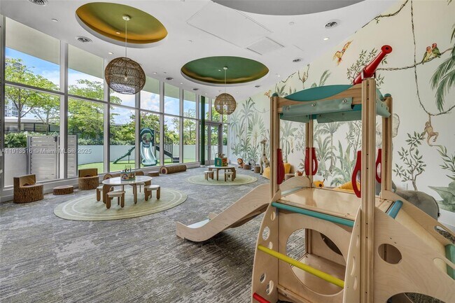 Building Photo - 700 NE 24th St