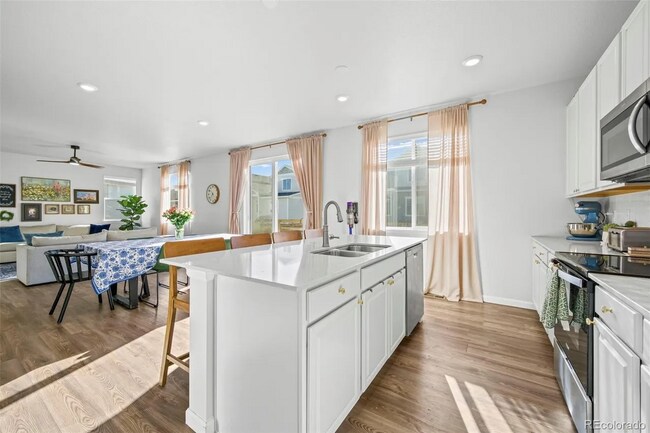 Building Photo - Windsor Home