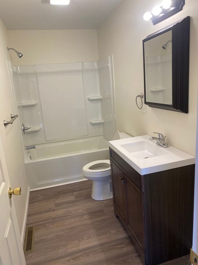 Building Photo - 606 W Cherry St