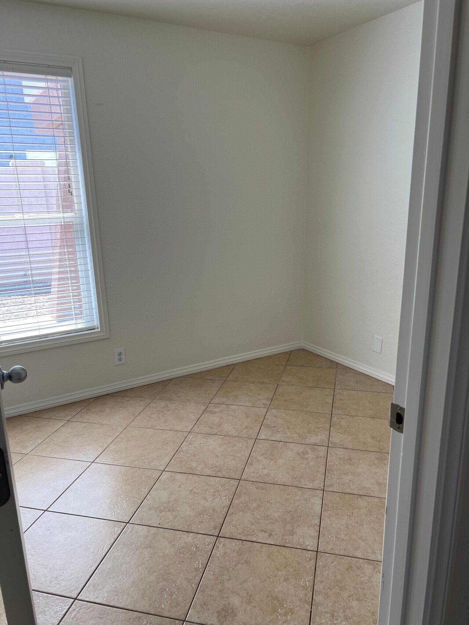 Building Photo - 261 Cottonwood Dr