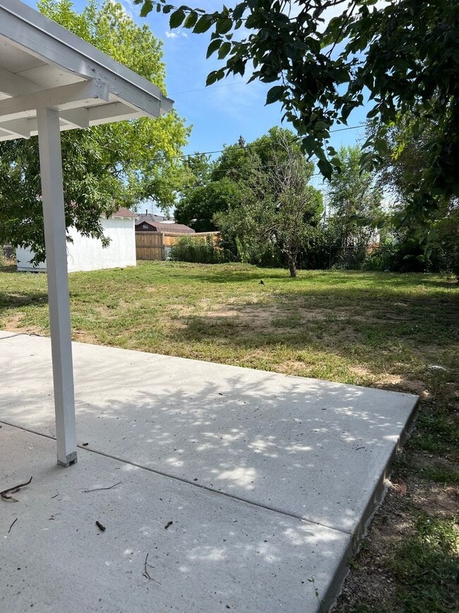 Building Photo - Welcome to this stunning 3-bedroom, 2-bath...