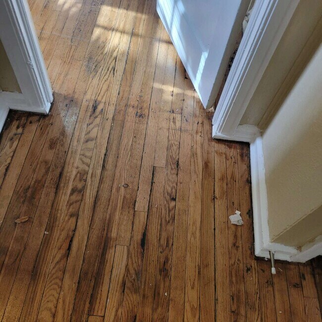 Building Photo - 4BR/2BA HOUSE near 38th/Keystone! Meadows area