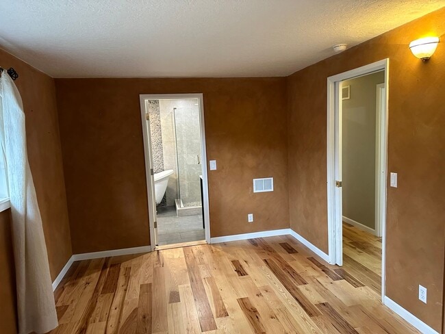 Building Photo - Beautifully updated 4 bedroom 2 bathroom h...