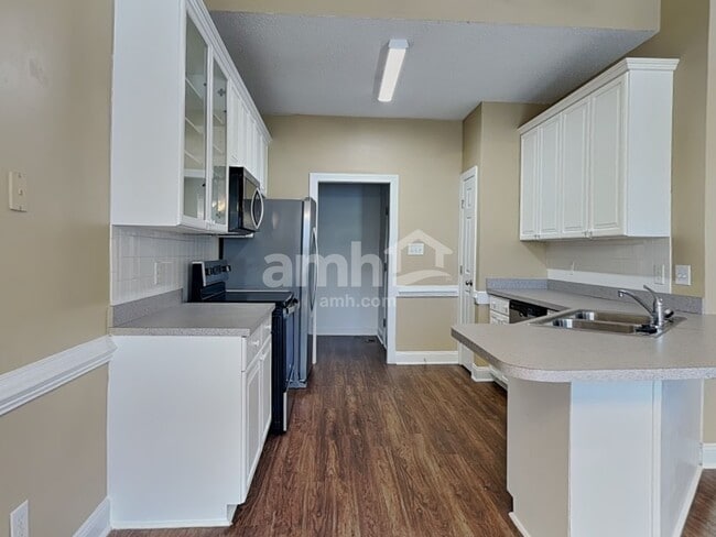 Building Photo - 702 Landing View Dr