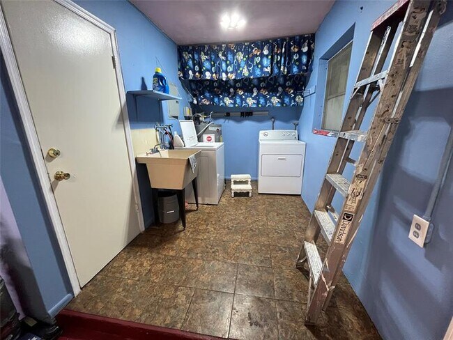 Building Photo - 6105 NW 73rd Ave