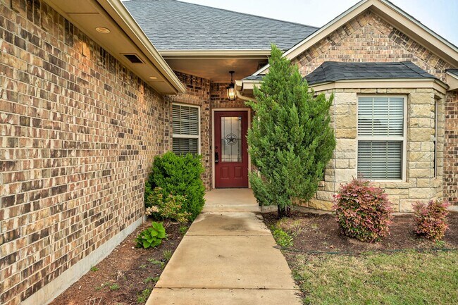Building Photo - Beautiful & Large 4 Bed 2 Bath Home in Edmond!