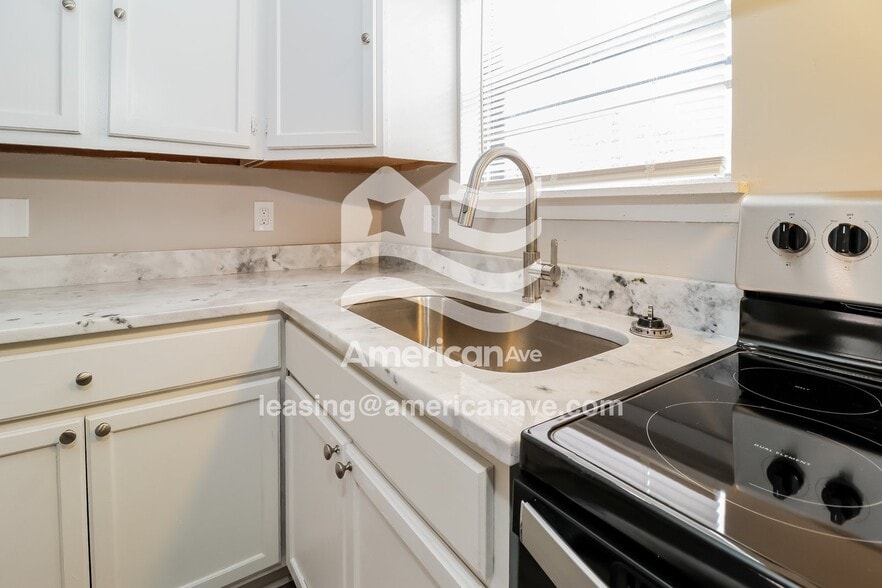 Building Photo - 121 Lindenhurst Dr