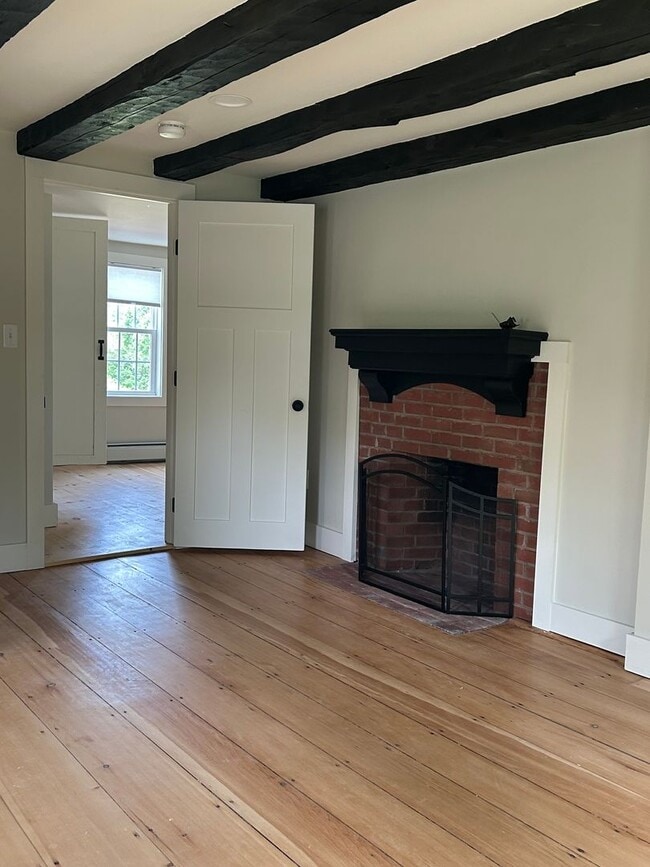 Building Photo - Beautiful renovated 5 bedroom 2.5 bath sin...