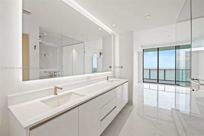 Building Photo - 700 NE 24th St