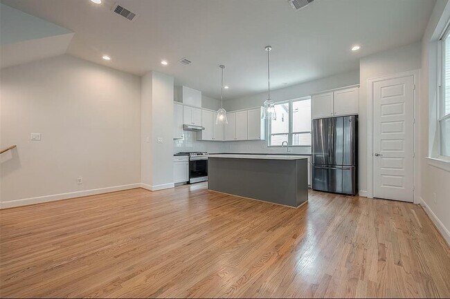 Building Photo - 2759 Clinton Dr