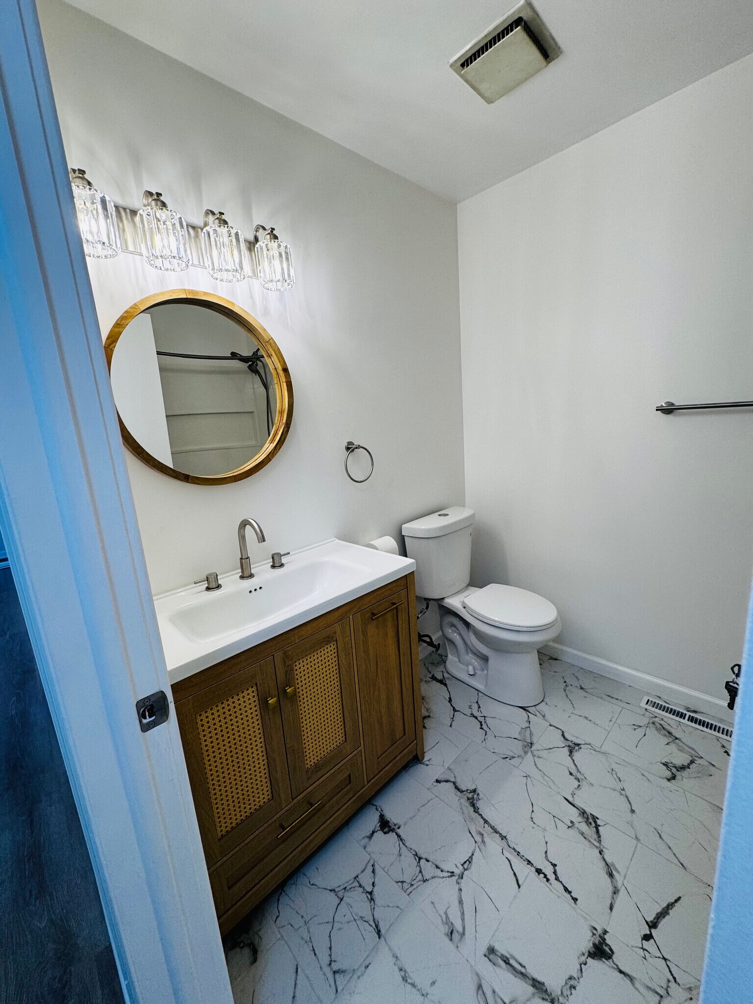 Upstairs Full Bath - 1242 Cedarcliff Dr