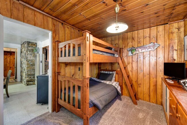 Building Photo - Adorable Home Available June 26th!