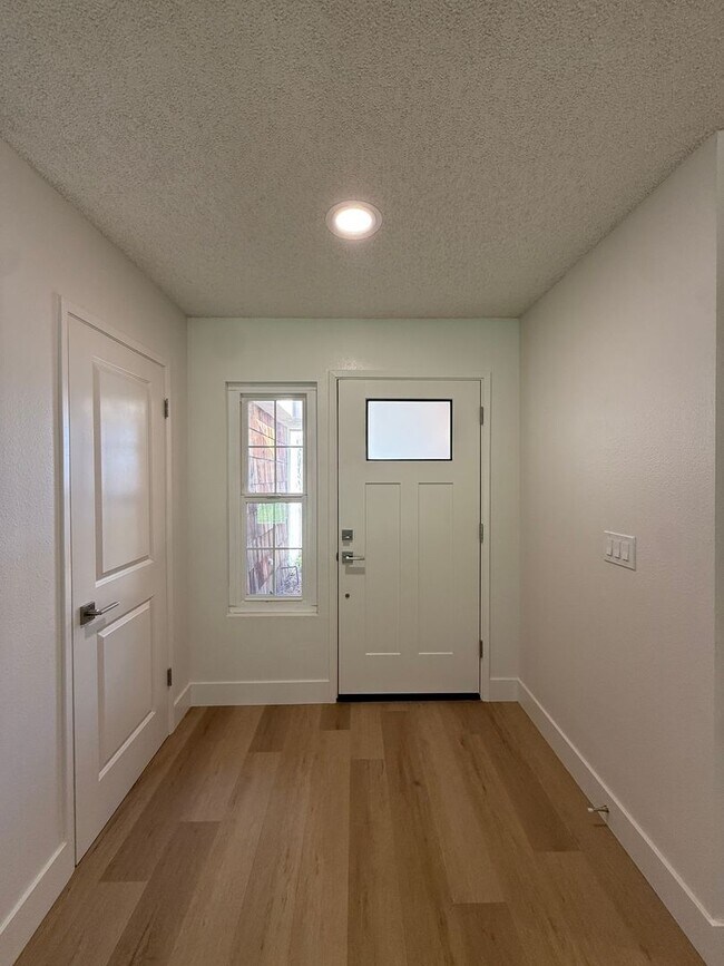 Building Photo - 1120 Village Dr