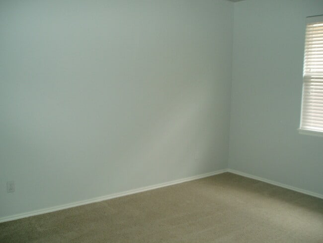 Building Photo - 3 Bed + Office - Large master - Edmond Sch...