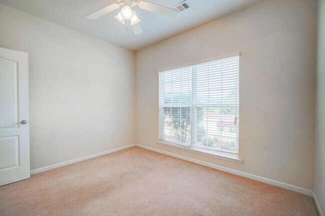 Building Photo - 4 BR/2 BA, 1 Car Garage, Charming Home in ...