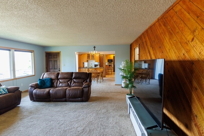 Building Photo - 2750 Greenbriar Dr