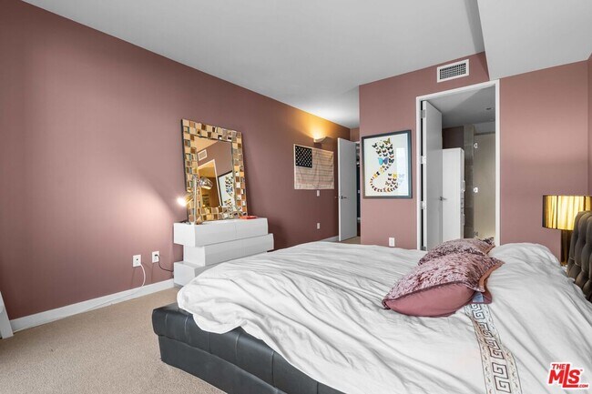 Building Photo - 6250 Hollywood Blvd