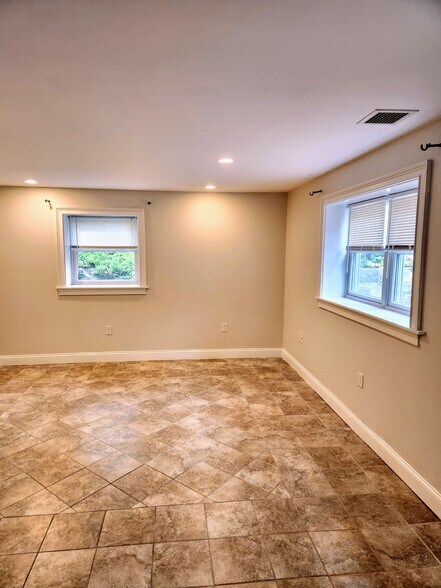 bedroom - 1462 Old Orchard St