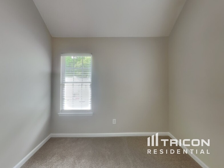 Building Photo - 630 N Fairfield Dr