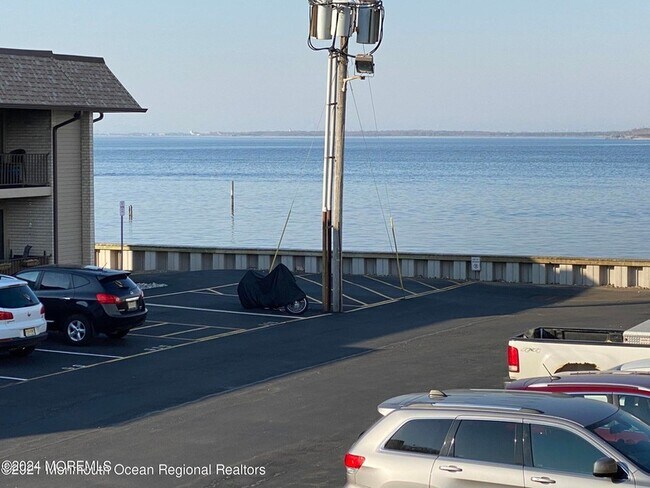 Building Photo - 330 Shore Dr