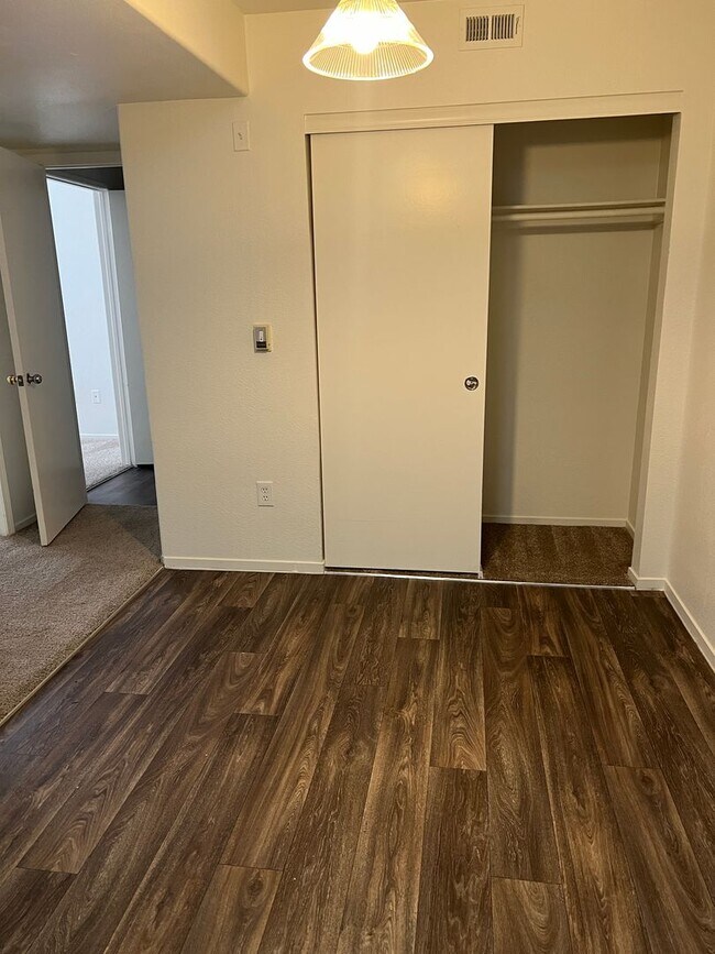 Building Photo - Cute Lower Level Condo