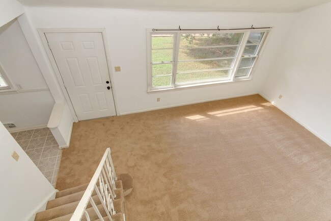 Building Photo - Welcome To Vintage Split-Level Living!